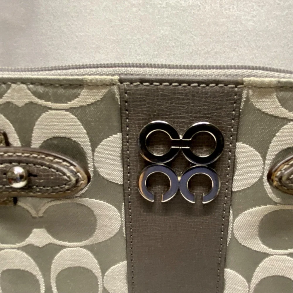 Coach Collette Signature Swingpack 47752 Grey Shimmer Rare Authentic Crossbody